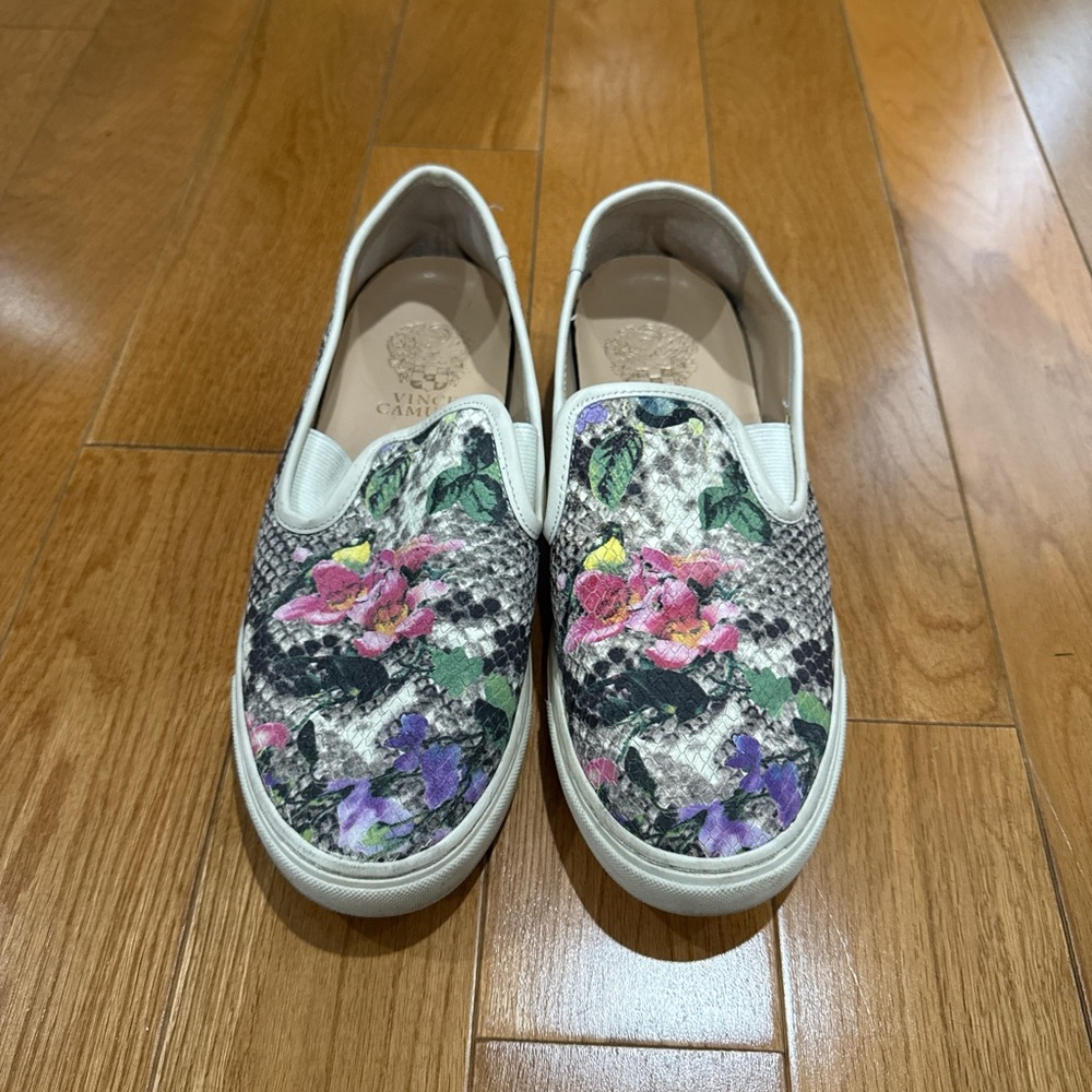 Vince Camuto sz 7 White & multi-coloured floral snake print slip-on sneakers